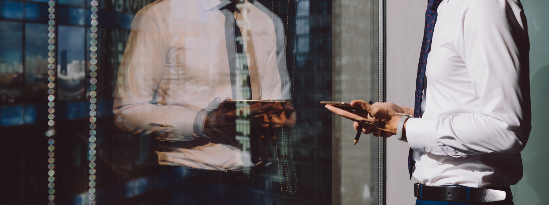 Photo d'un comptable devant une baie vitrée